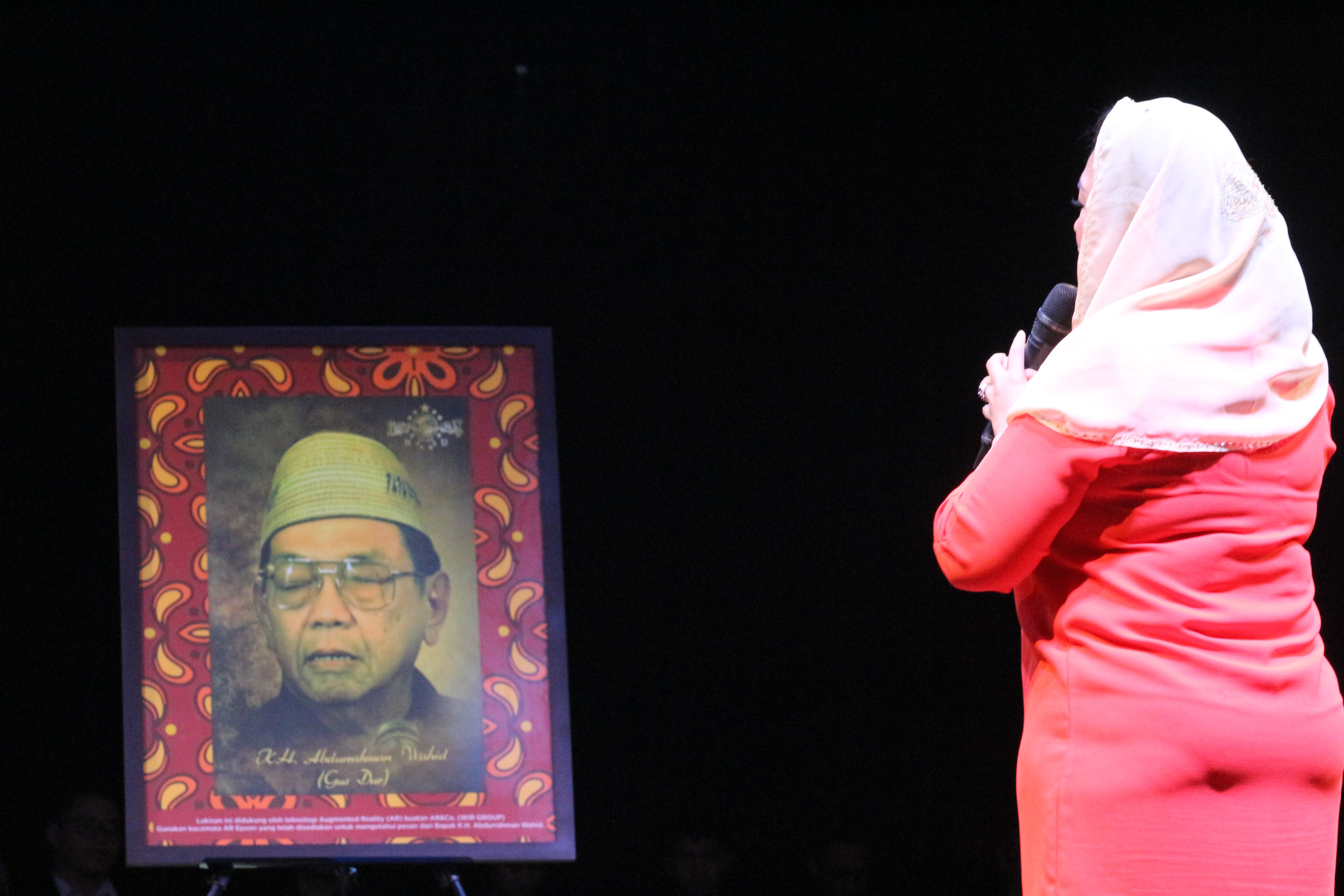 Saat Gus Dur Muncul dalam Bentuk Virtual dan Membuka Acara Bersama Yenny Wahid